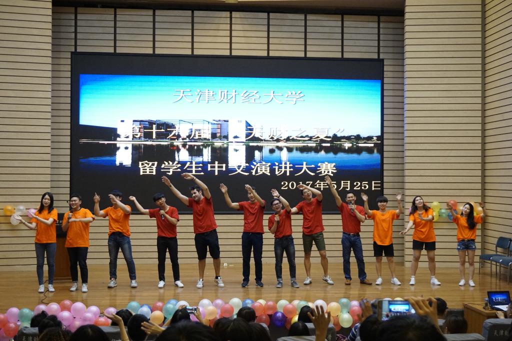 进修一班全体同学诚意十足地为大家带来中文歌曲合唱《真心英雄》 ,瞬时点燃了全场观众的热情